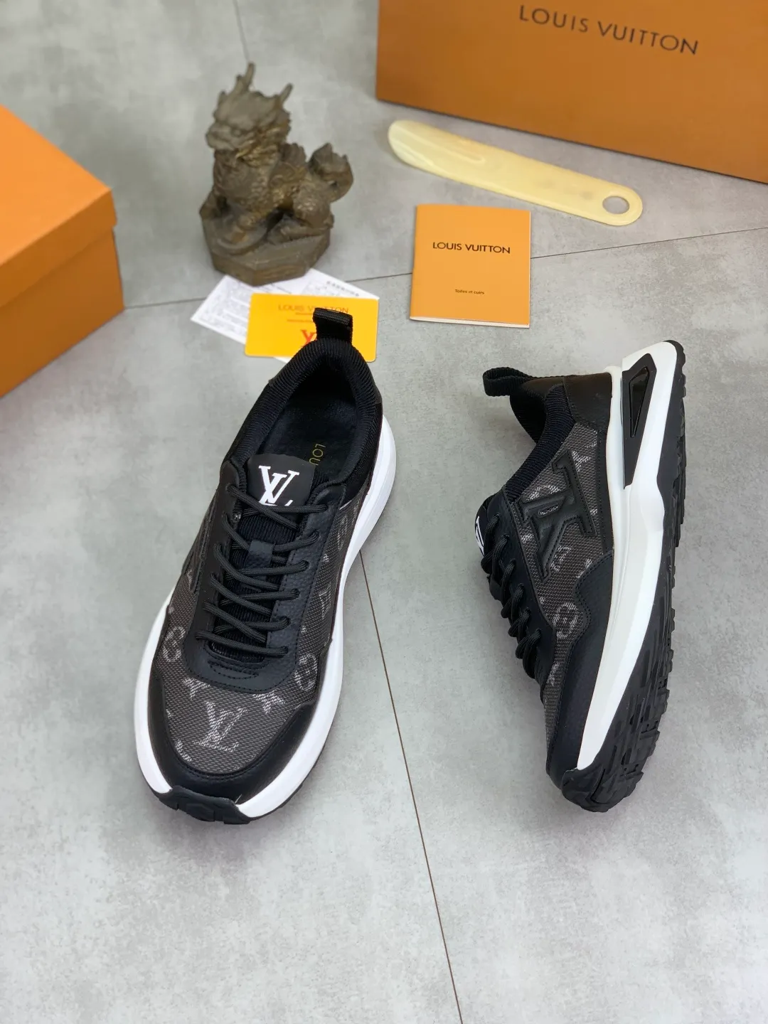 Men's shoes 💰P460 💰 [New model] 🆘 The latest model from LV official website 🎁 Casual and fashionable men's shoes 👟 Hot style 💥 Simple and elegant style, exclusive for trendy men. Unique latest brand elements from the official website 👑 Original decoration, fashionable and generous, the fabric is made of original calfskin ➕ Comfortable and breathable mesh lining ➕ Pigskin lining ✅The official website specifies wear-resistant casual outsole, the classic model is taken in real life🎬Color: 3️⃣colors available😍Number of codes: 38-44 (45 46 customized)